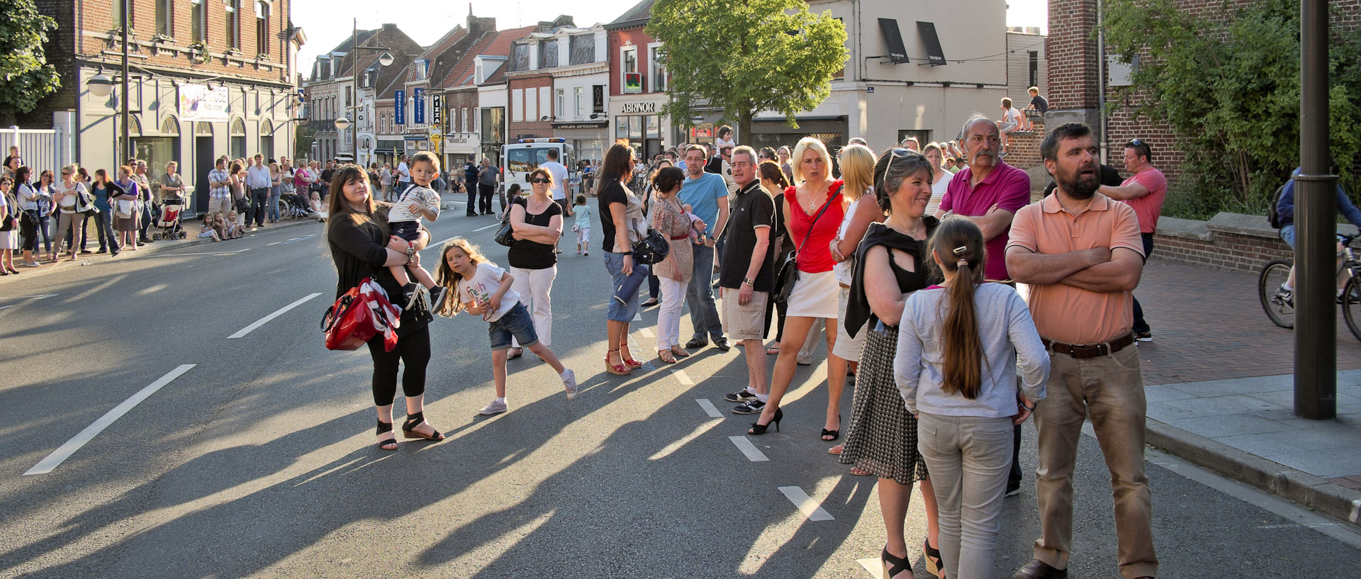 En attendant le défilé d'ouverture du tournoi international de football, rue Jean-Jaurès, à Croix.