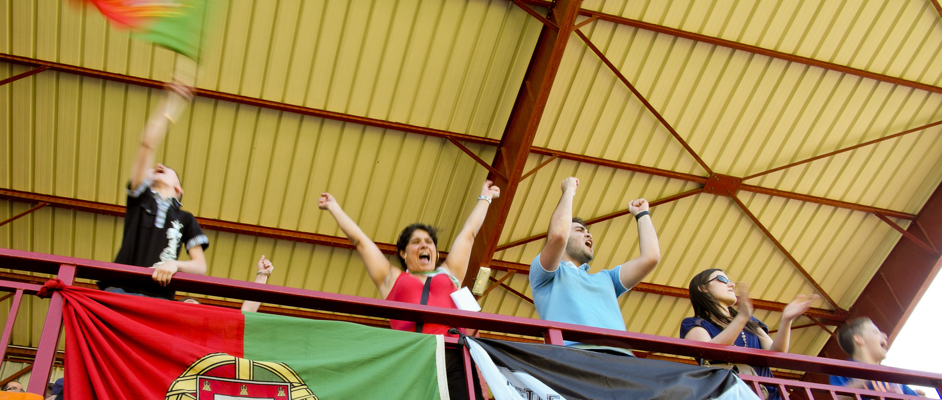 Acclamation pour un but, dans la tribune du stade de Croix, pendant le tournoi international de football.