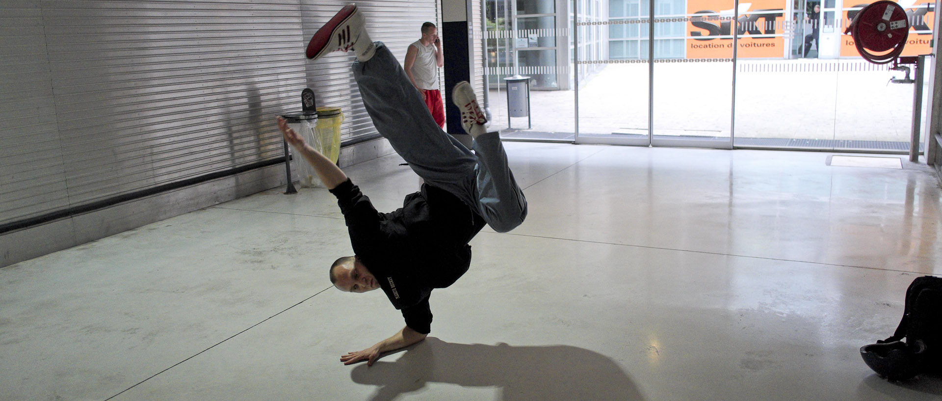 Danseur de rue dans la gare de Lille Europe.