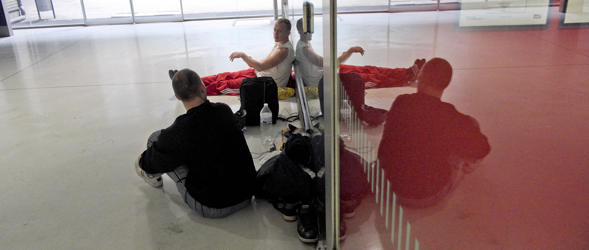 Danseurs au repos dans la gare de Lille Europe.