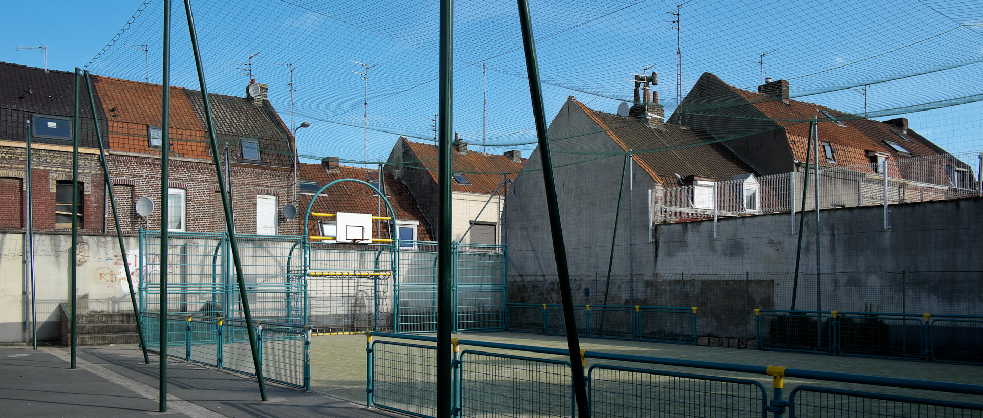 Terrain de sport, rue Lavoisier, à Croix.