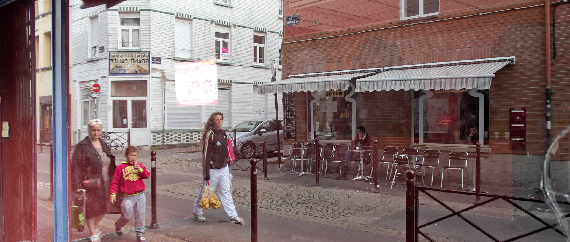 Reflet dans une vitrine, rue des Sarrazins, à Wazemmes, Lille.