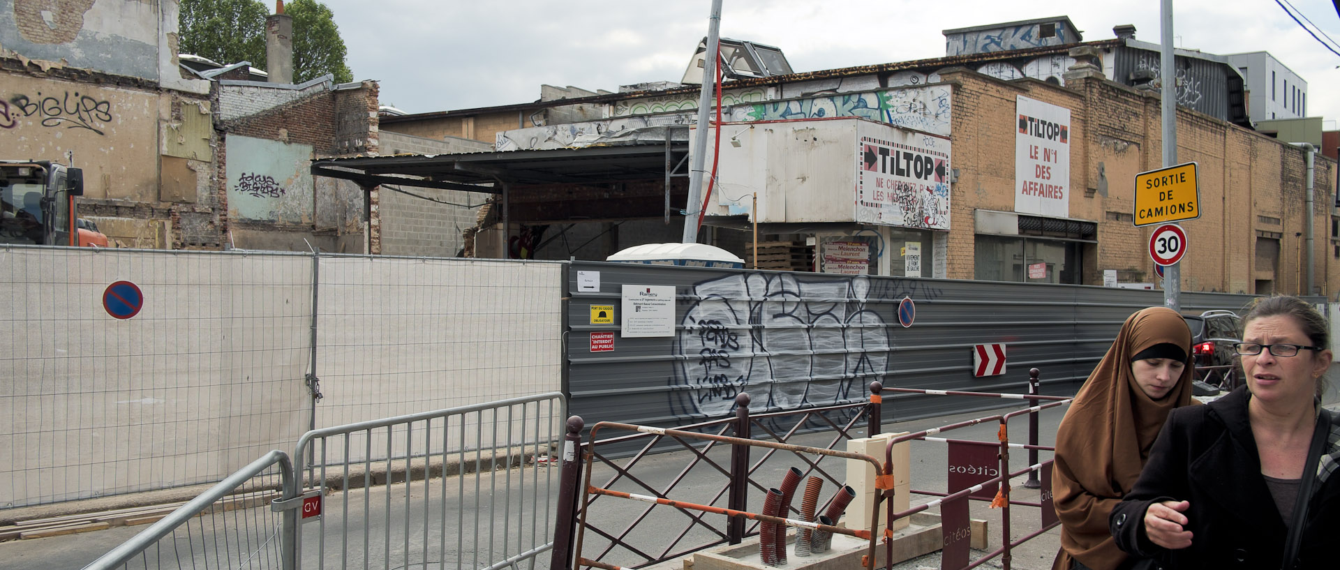 Deux femmes, rue Charles-Quint, à Wazemmes, Lille.