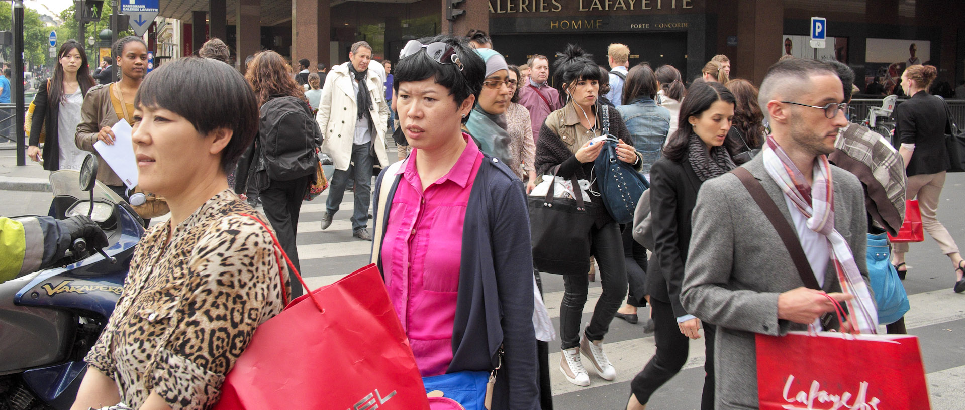 Touristes devant les Galeries Lafayette, boulevard Haussmann, à Paris.