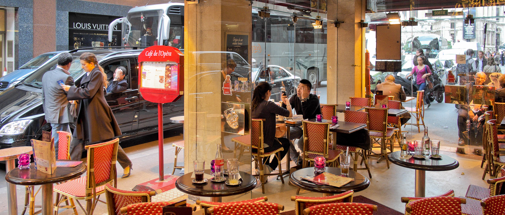 Au bar du café de l'Opéra, rue de Mogador, à Paris.