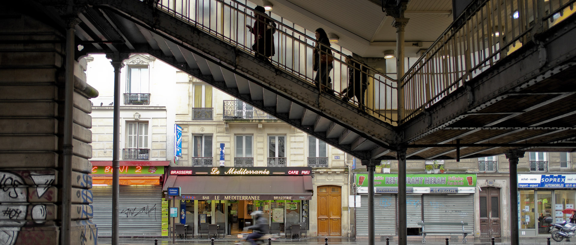 Sous la station Stalingrad du métro aérien, boulevard de la Villette, à Paris.