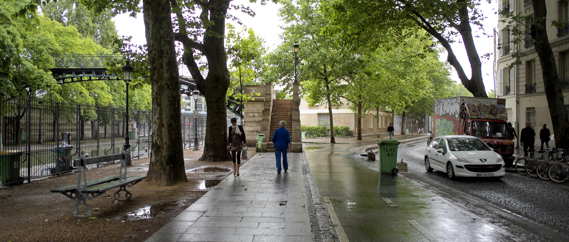 Le long du canal Saint-Martin, quai de la Loire, à Paris.