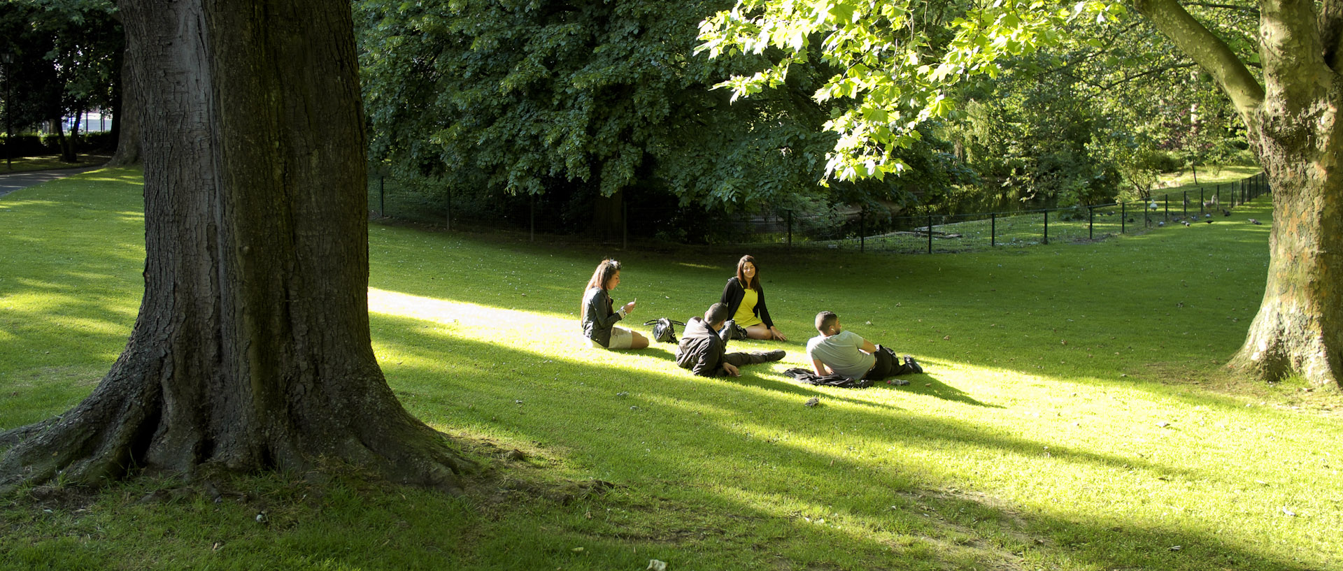 Jeunes dans le parc de la mairie de Croix.