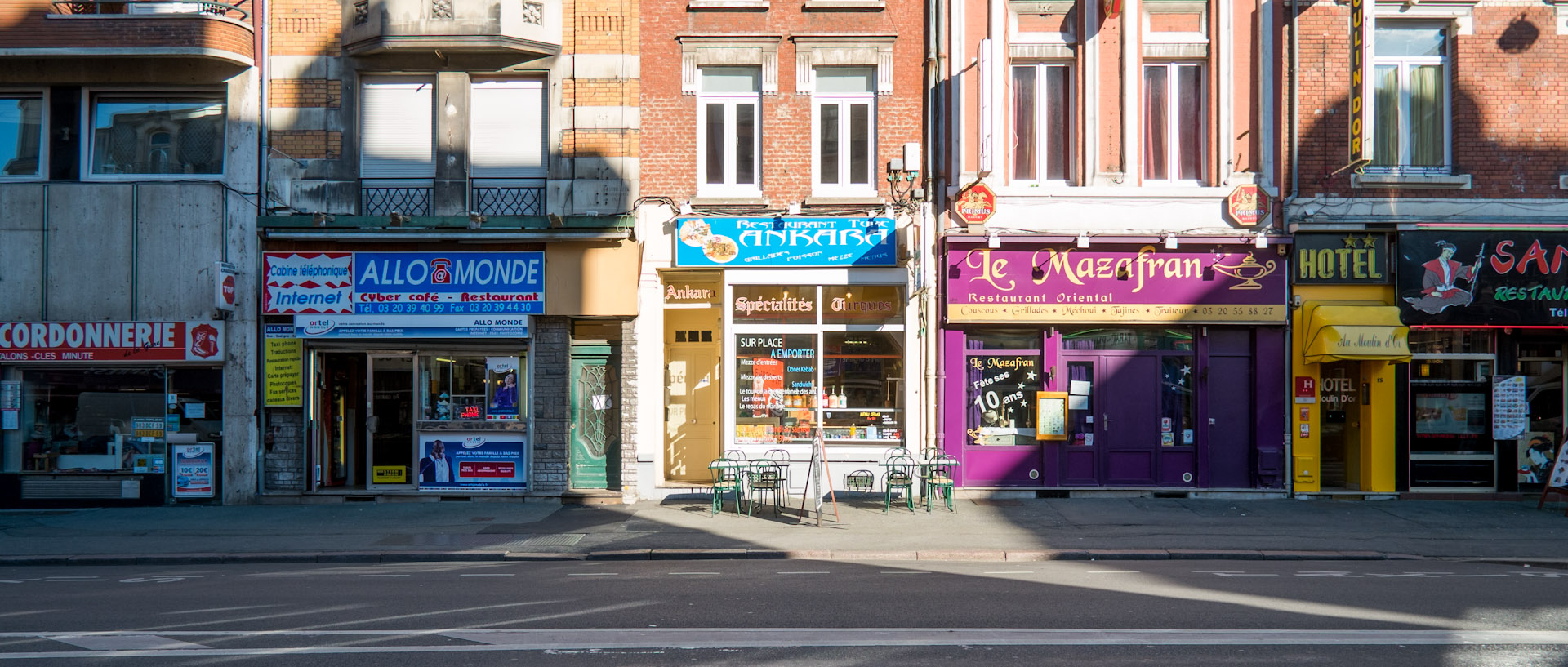 Boutiques et restaurants, rue du Molinel, à Lille.