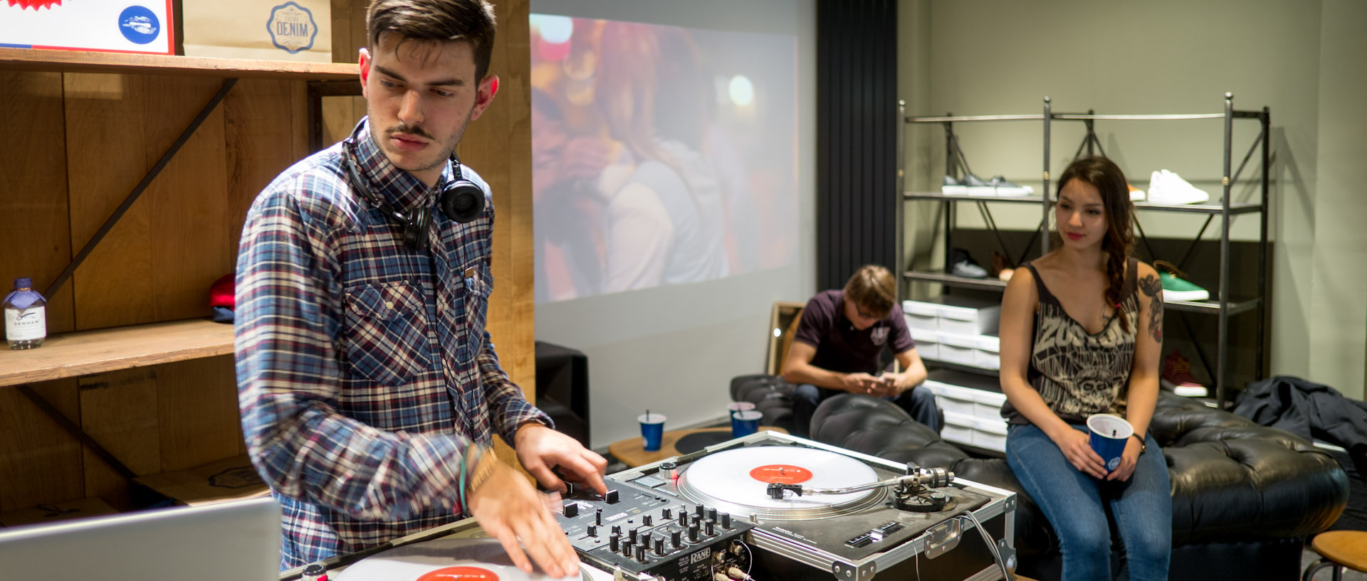 DJ dans une boutique de fringues, pendant la Fête de la musique, rue des Trois-Mollettes, à Lille.