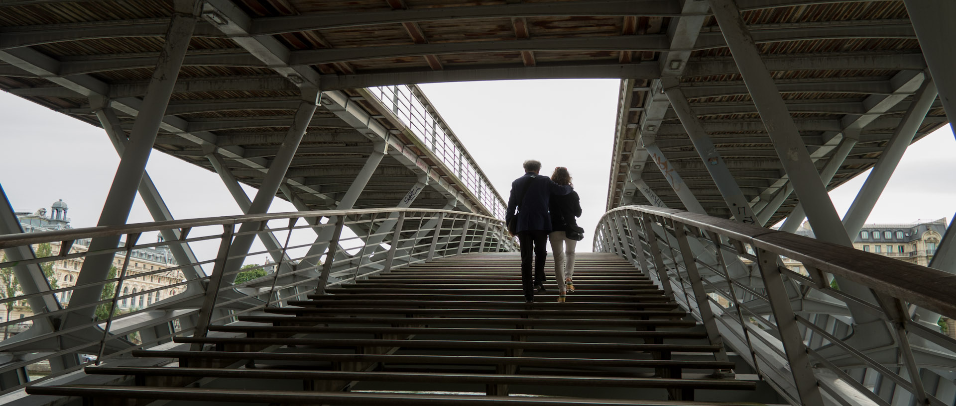 Couple, passerelle Solférino, à Paris.