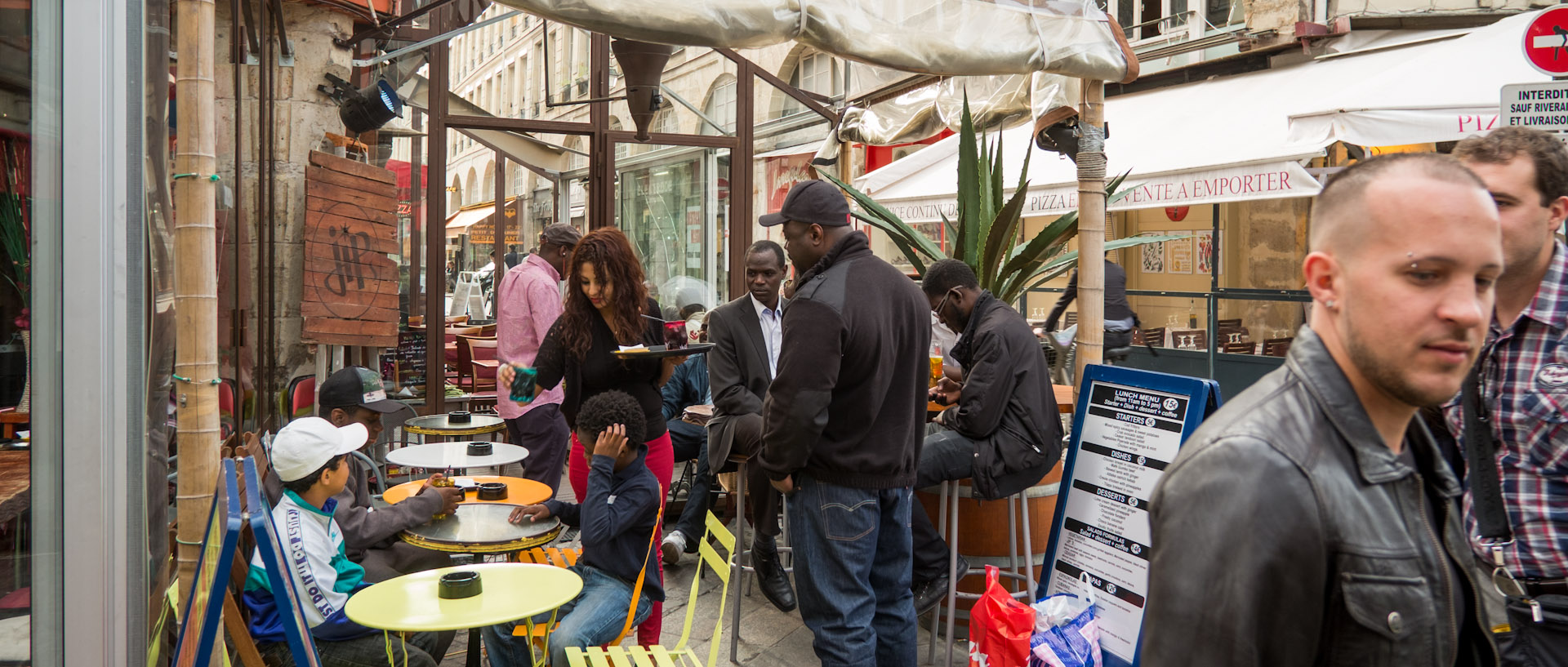 Terrasse de café, rue Saint-Denis, à Paris.