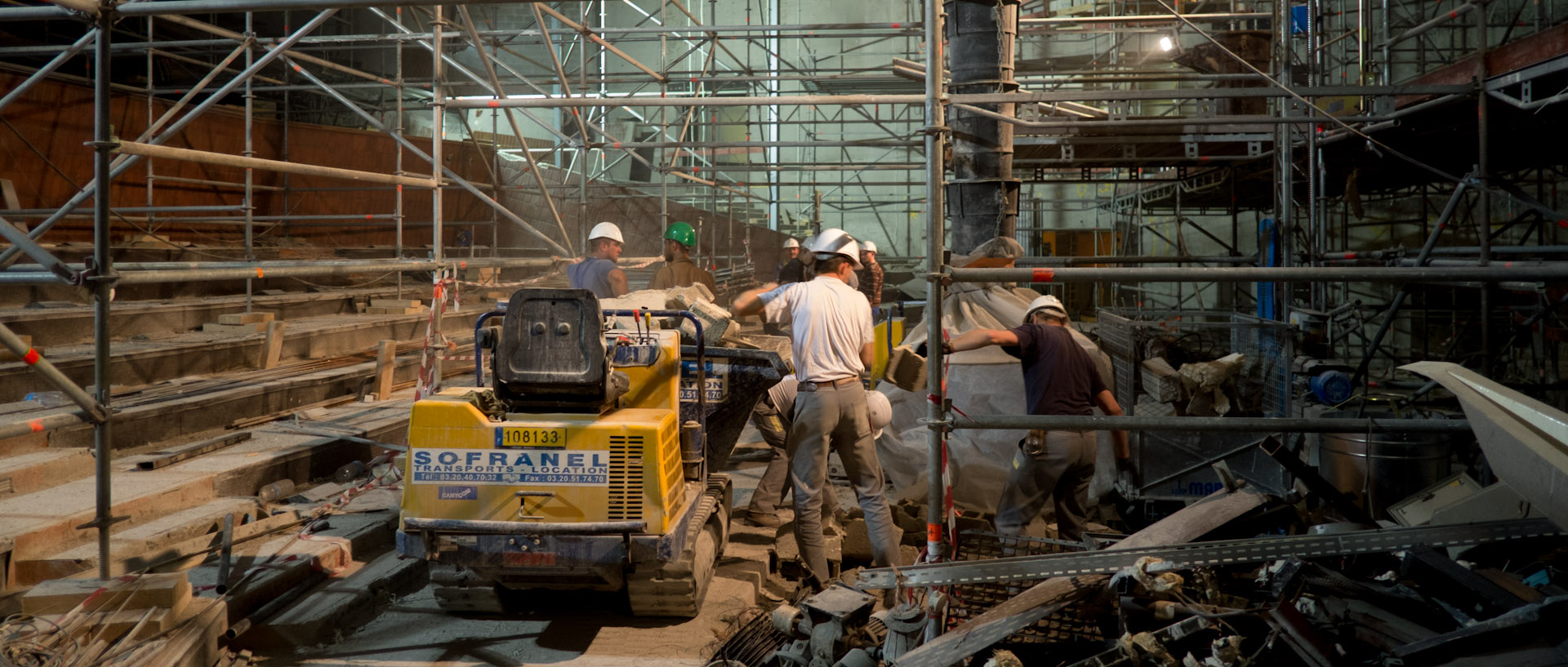 Ouvriers sur le chantier de l'Orchestre national de Lille, au Nouveau Siècle, à Lille.