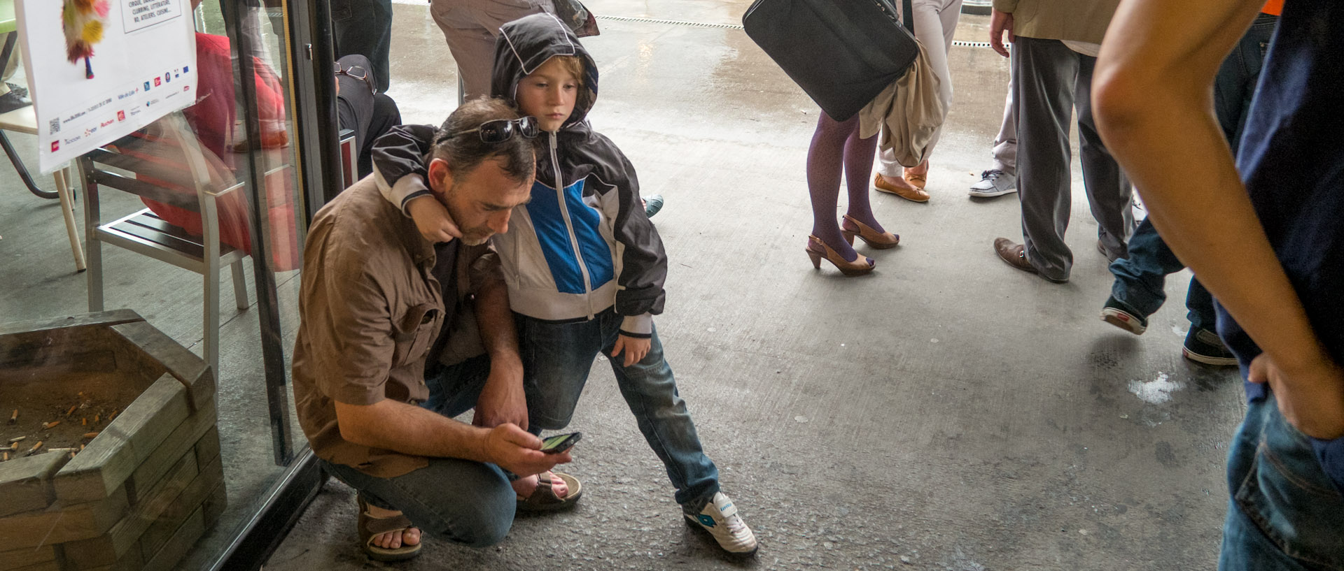 Père et fils, pendant l'anniversaire de la radio associative RCV, à la Gare Saint Sauveur, à Lille.