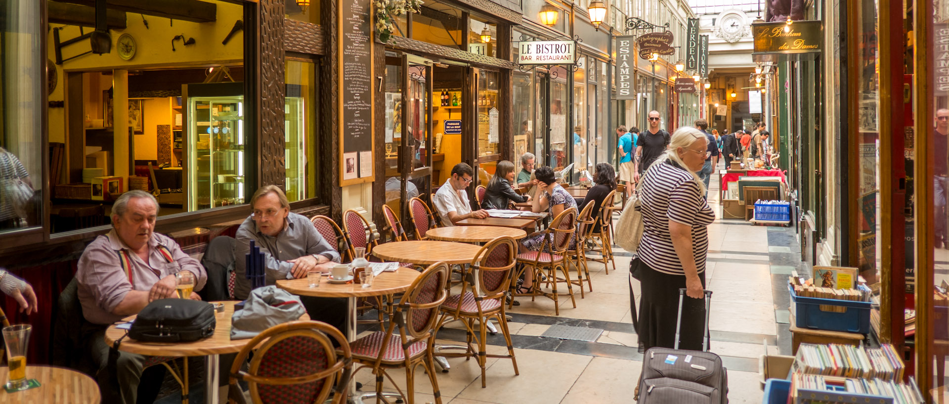 En terrasse, passage Verdeau, à Paris.