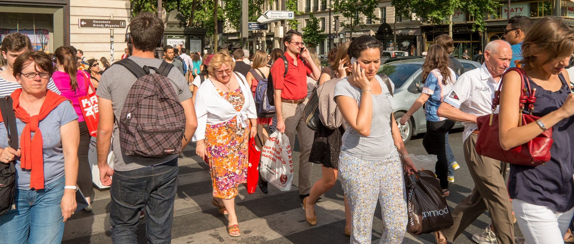 Foule traversant la place de l'Opéra, à Paris.