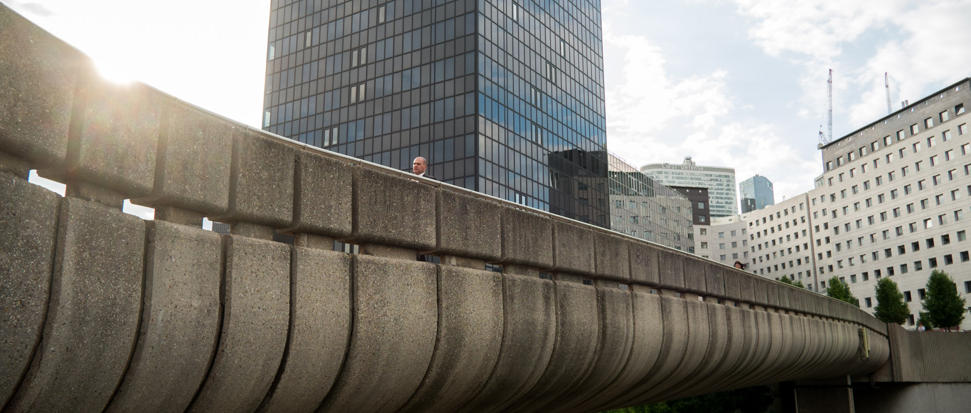 Passant, passerelle de l'Orme, à Puteaux La Défense.