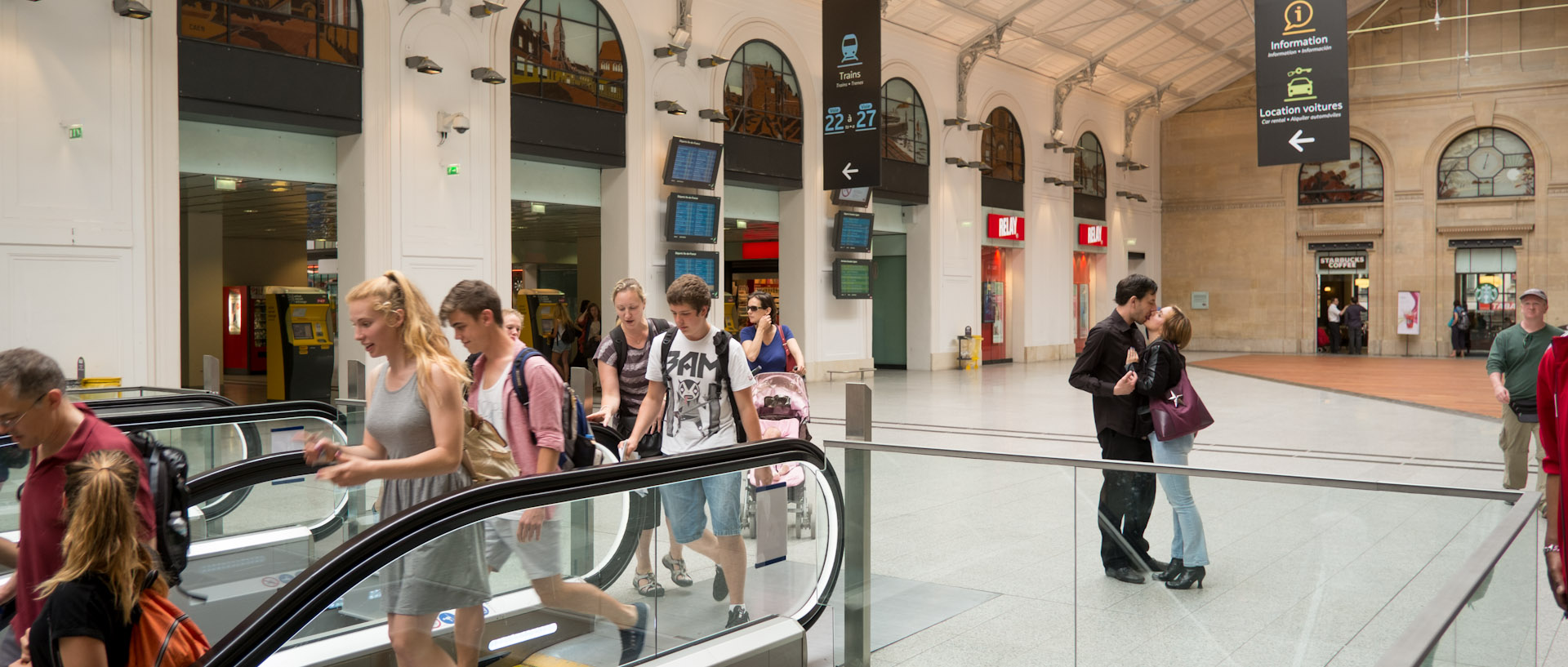 Couple d'amoureux, salle des pas perdus, gare Saint-Lazare, à Paris.