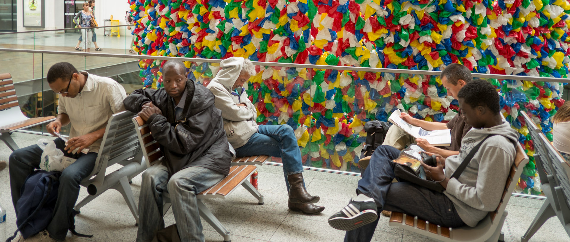 Sur les bancs de la salle des pas perdus, gare Saint-Lazare, à Paris.