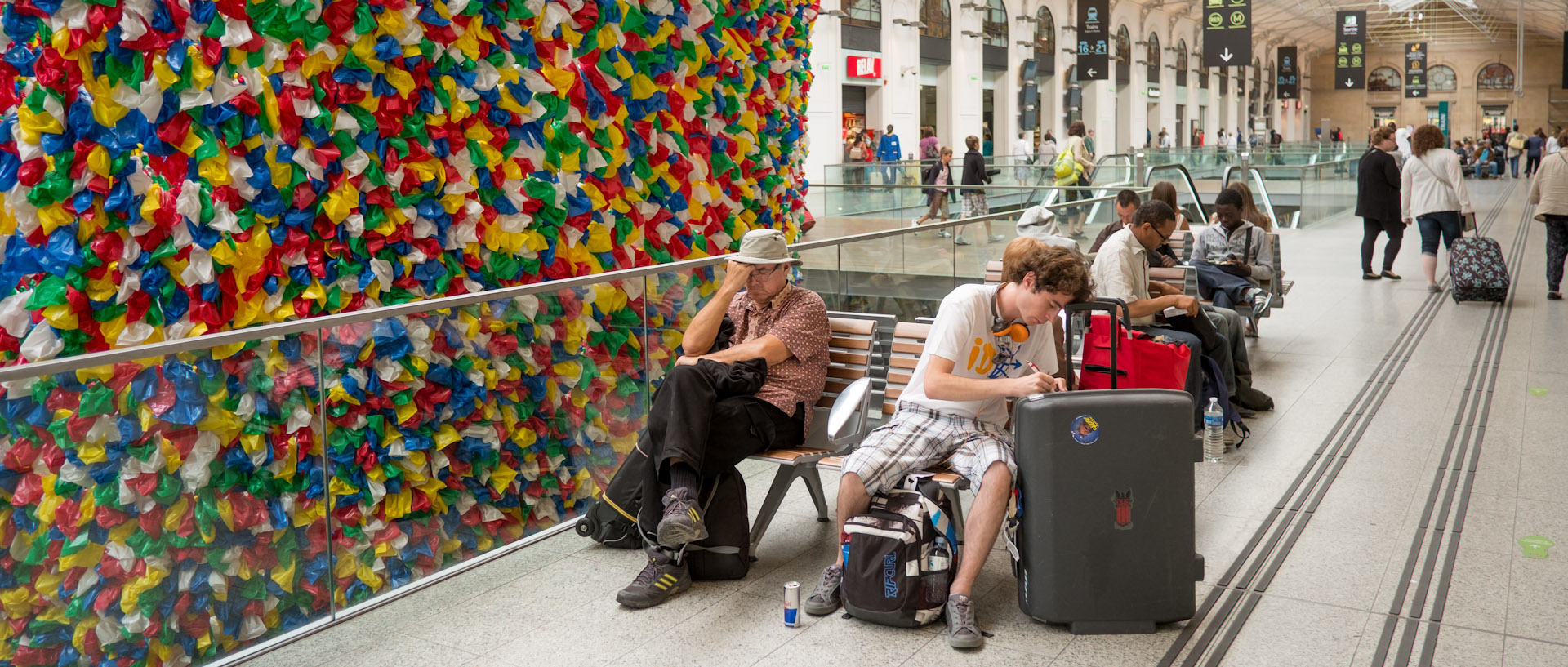 Sur les bancs de la salle des pas perdus, gare Saint-Lazare, à Paris.