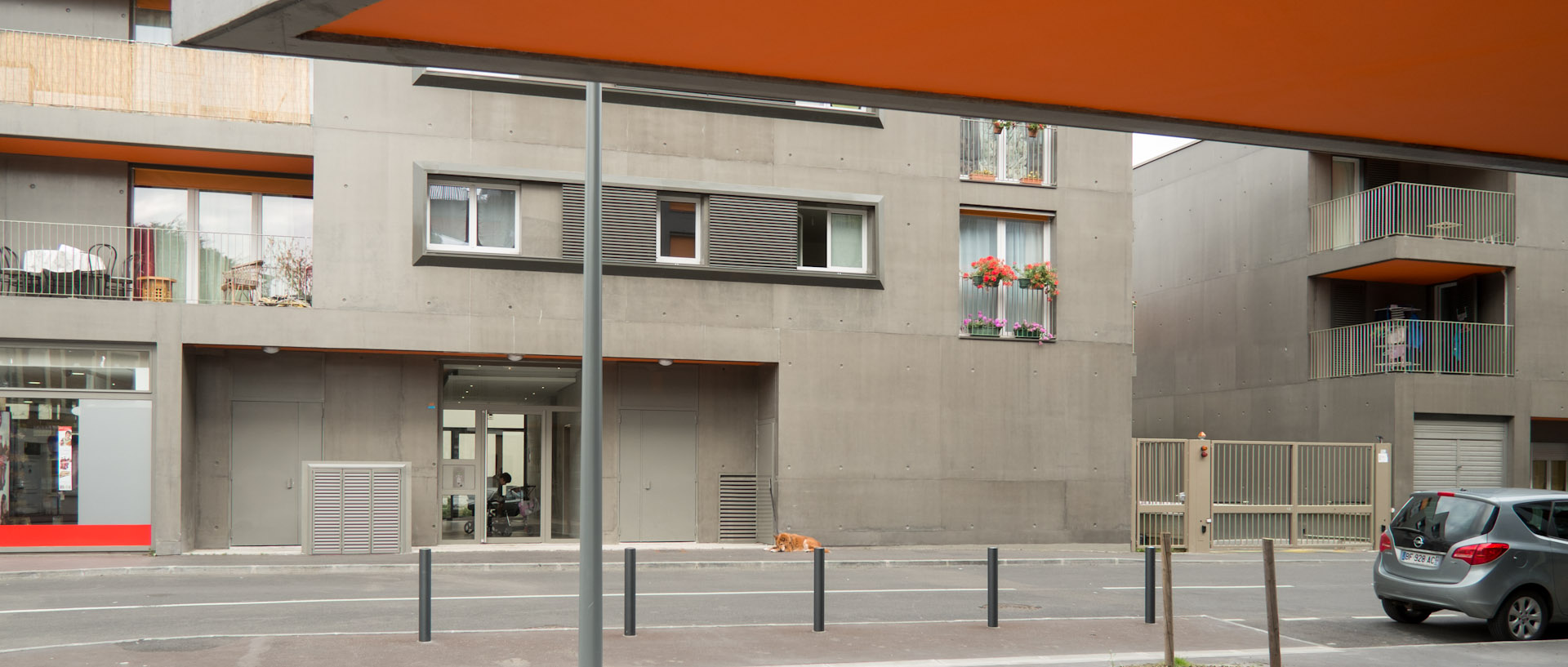 Immeubles modernes, rue du Faubourg de Roubaix, à Lille.