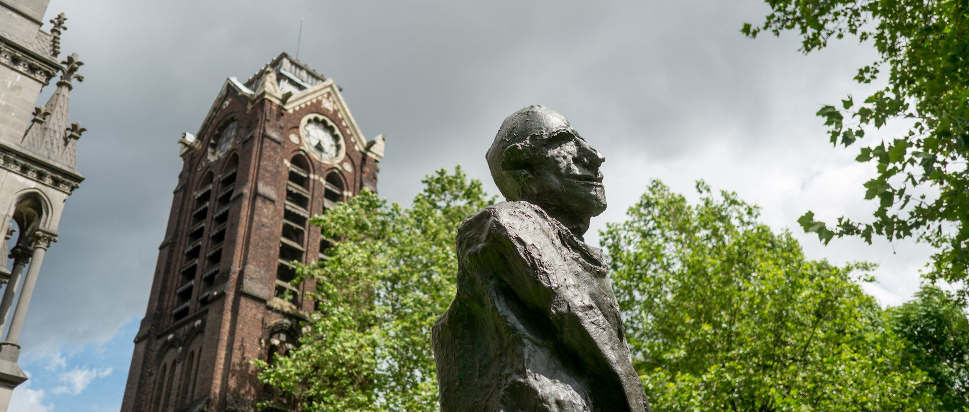 La statue du cardinal Liénart, sculptée par Jean Roulland, dans le jardin de la cathédrale Notre-Dame de la Treille, à Lille.