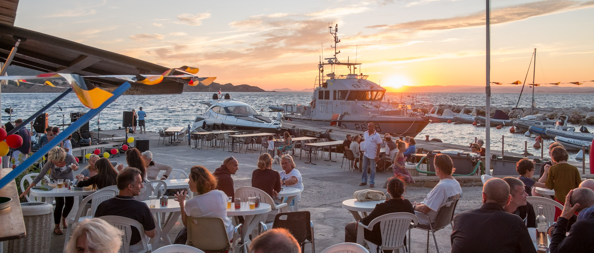 Soirée festive sur le port de l'Aygade, à l'île du Levant.