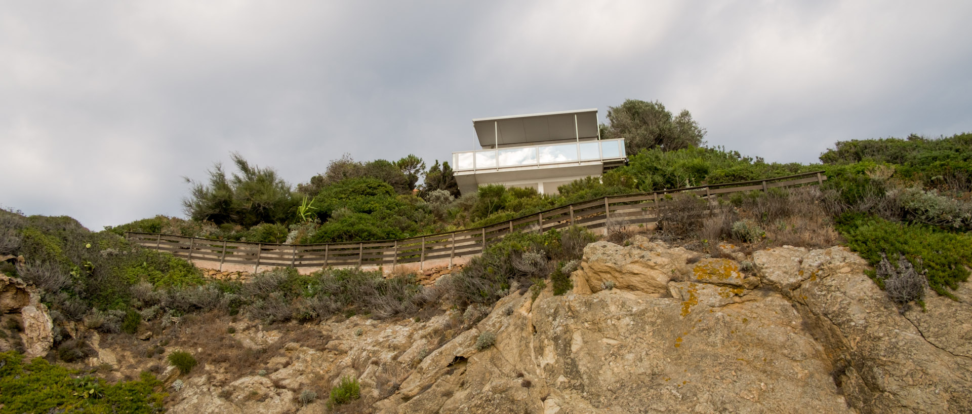 Maison à flanc de rocher, à l'île du Levant.