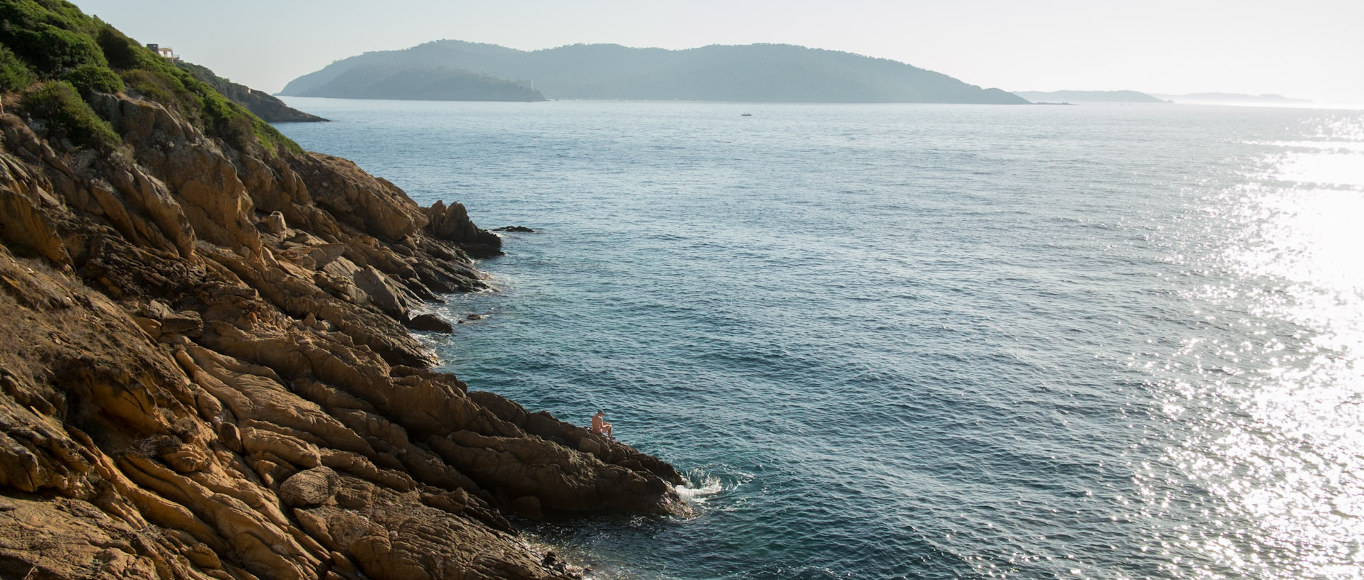 Port-Cros et bord de mer à l'île du Levant.