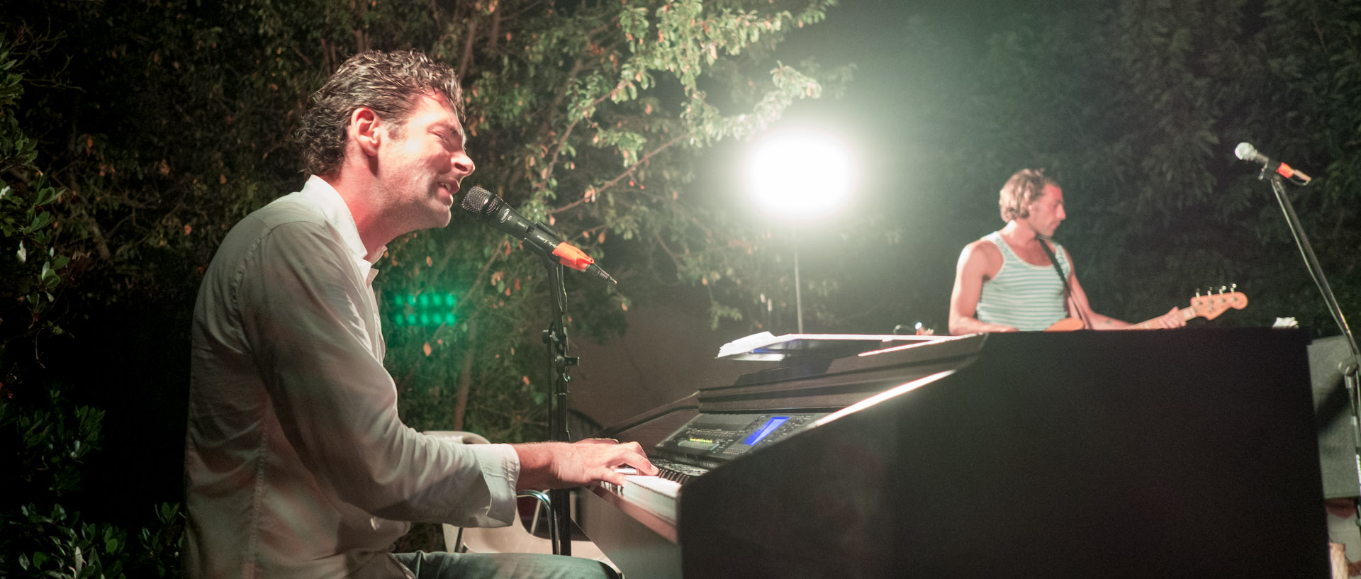 Donoré en concert, place du village d'Héliopolis, à l'île du Levant.