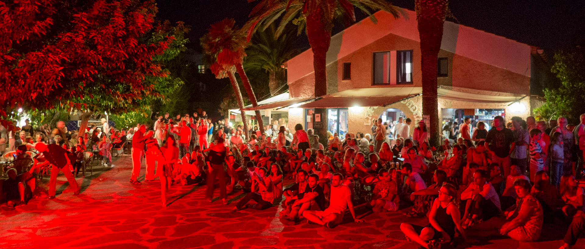 Public pendant un concert de Donoré, place du village d'Héliopolis, à l'île du Levant.