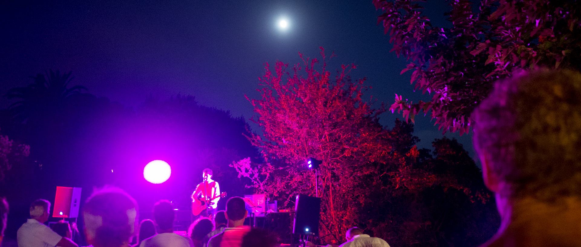 Donoré en concert, place du village d'Héliopolis, à l'île du Levant.