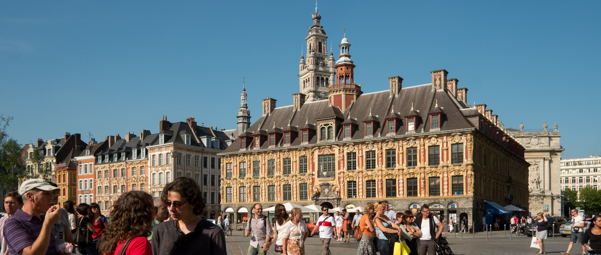 Passants, place du Général-de-Gaulle, à Lille.