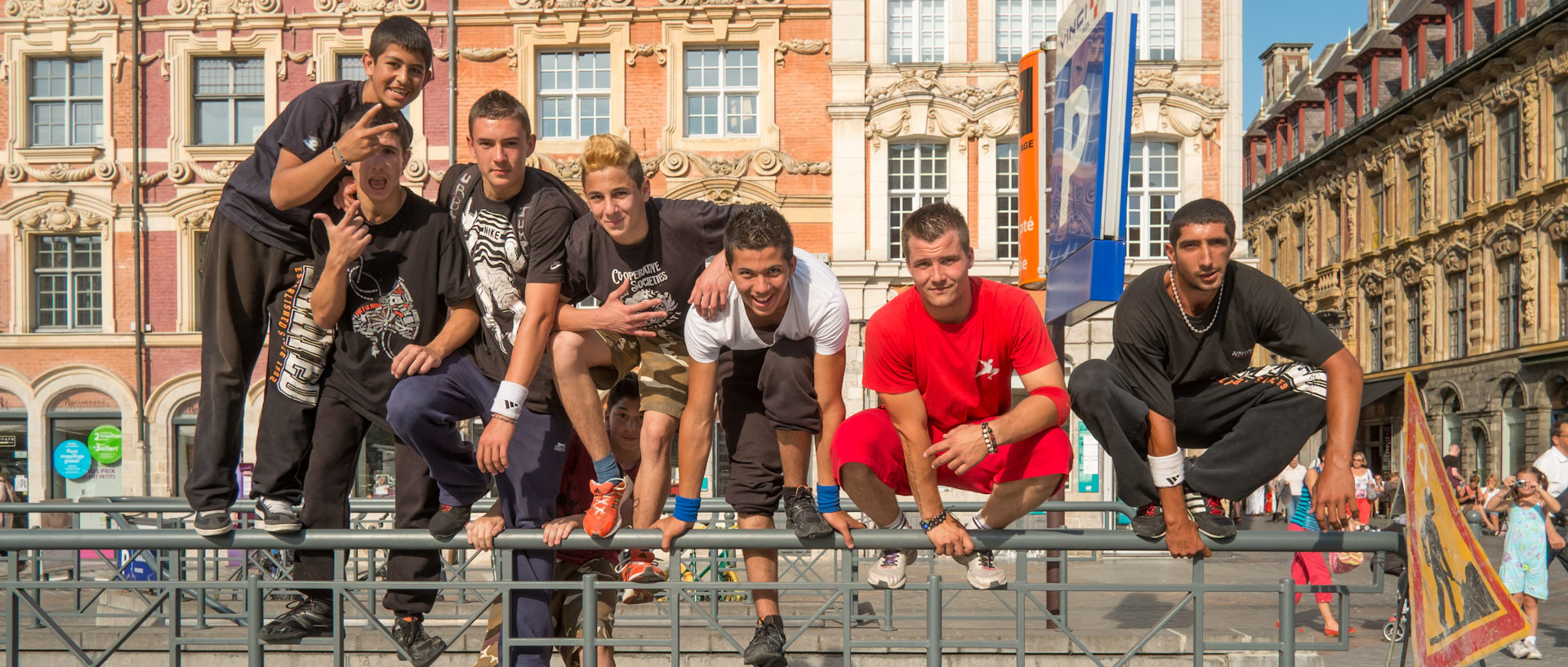 Jeunes de l'association Parkour 59, place du Général-de-Gaulle, à Lille.