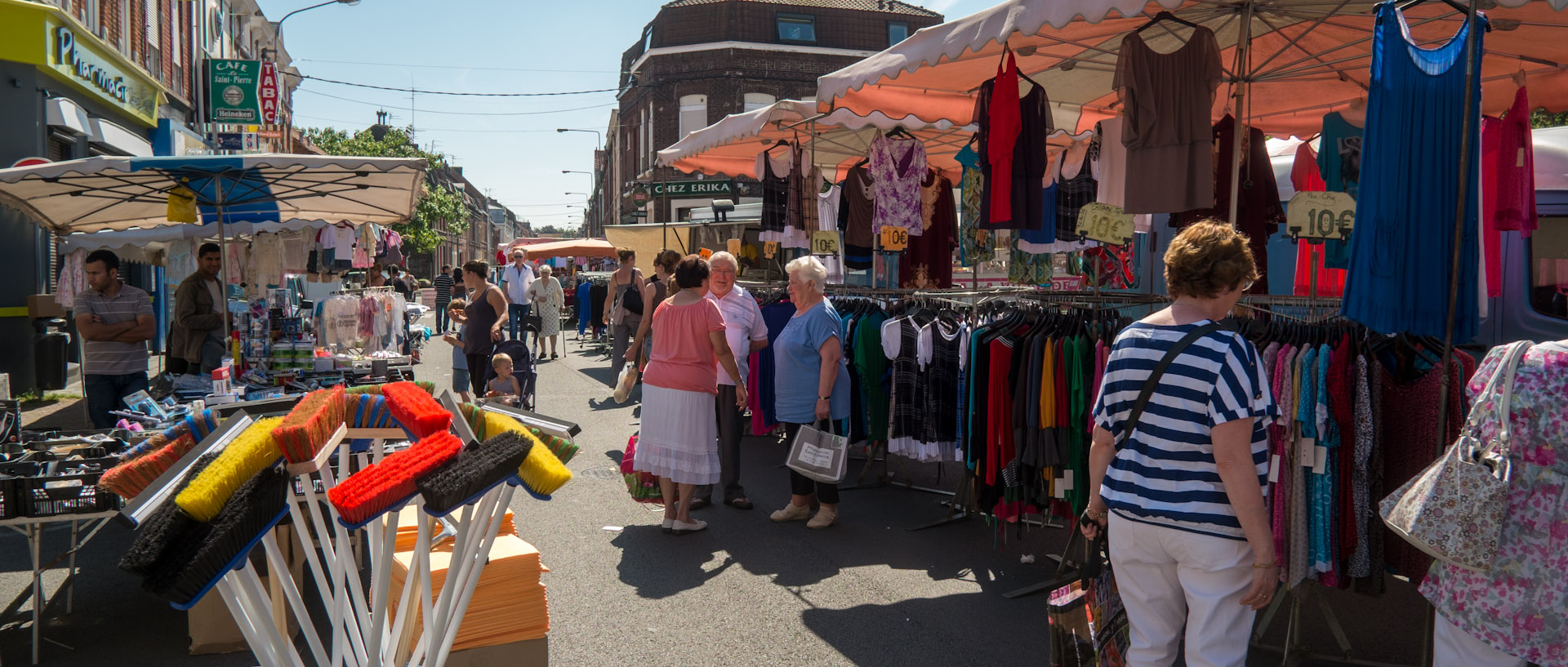 Le marché Saint-Pierre, place de la Liberté, à Croix.