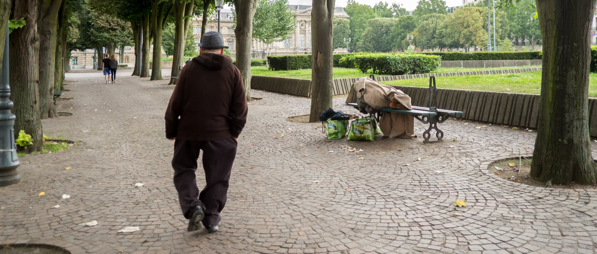 Vieil homme et SDF, place de la République, à Lille.