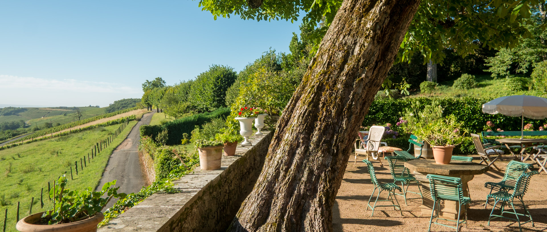 La terrasse du Château de Javernand, à Chiroubles.