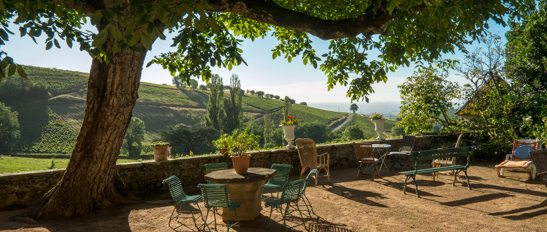 La terrasse du Château de Javernand, à Chiroubles.