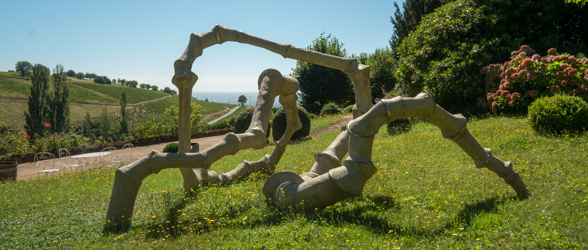 Statue de Mathilde Pénicaud devant le Château de Javernand, à Chiroubles.