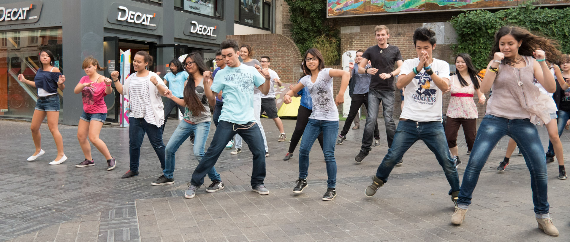 Répétition improvisée de flashmob, rue des Tanneurs, à Lille.