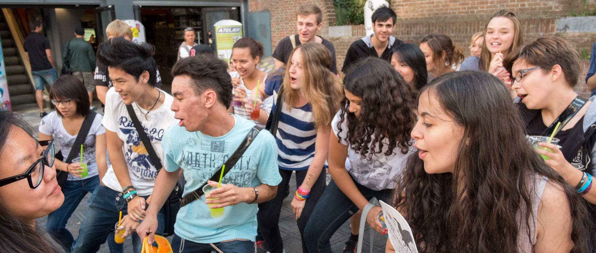 Répétition improvisée de flashmob, rue des Tanneurs, à Lille.