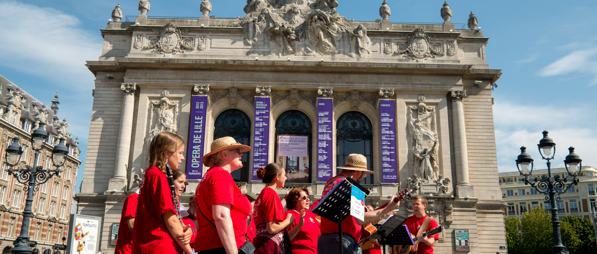 Chanteurs de rue devant l'opera, place du théâtre, à Lille.