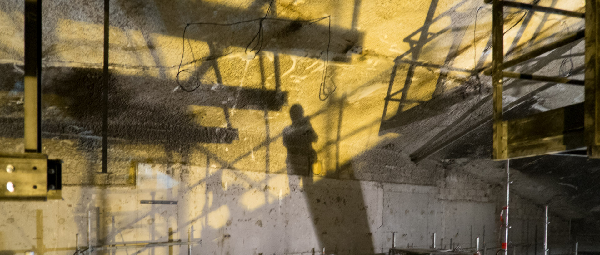 Autoportrait en forme d'ombre sur un mur de l'auditorium de l'Orchestre national de Lille, au Nouveau Siècle, à Lille.