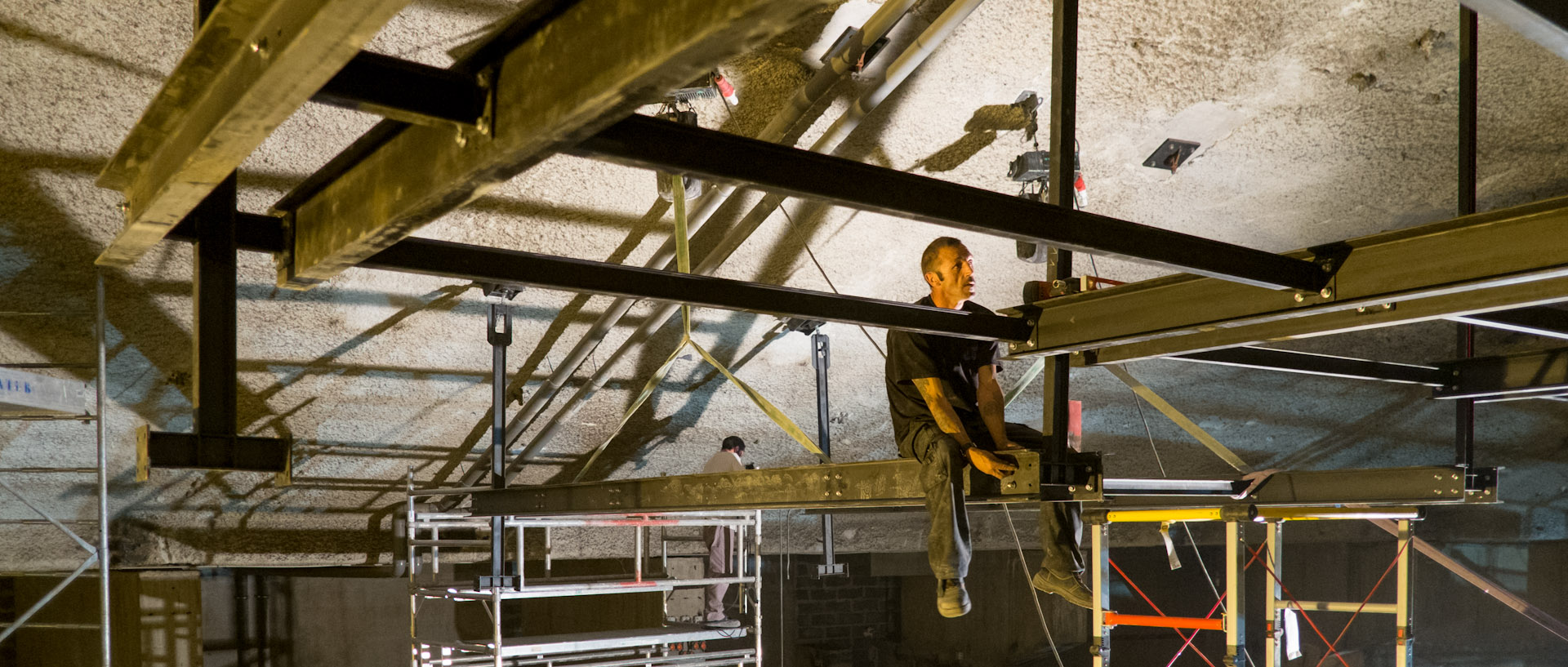 Ouvrier installant le pont lumiere sur le chantier de rénovation de la salle de concert de l'Orchestre national de Lille, au Nouveau Siècle, à Lille.