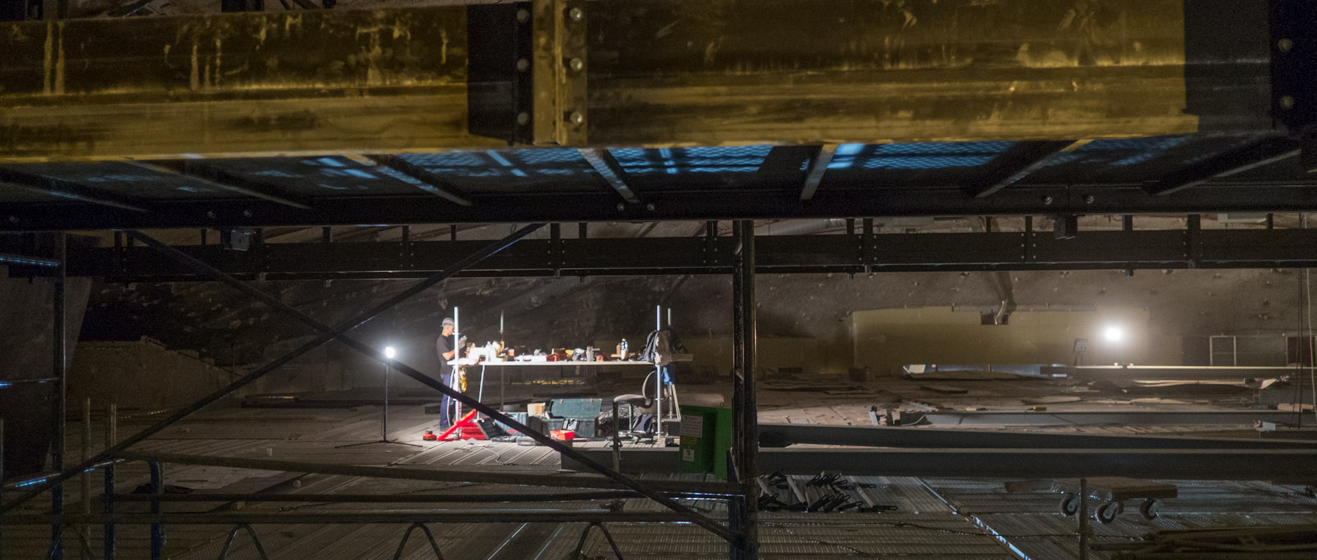 Ouvrier installant le pont lumiere sur le chantier de rénovation de la salle de concert de l'Orchestre national de Lille, au Nouveau Siècle, à Lille.