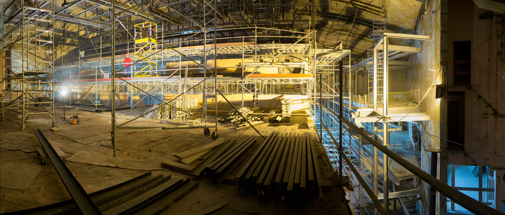 Ouvriers installant le pont lumiere sur le chantier de rénovation de la salle de concert de l'Orchestre national de Lille, au Nouveau Siècle, à Lille.