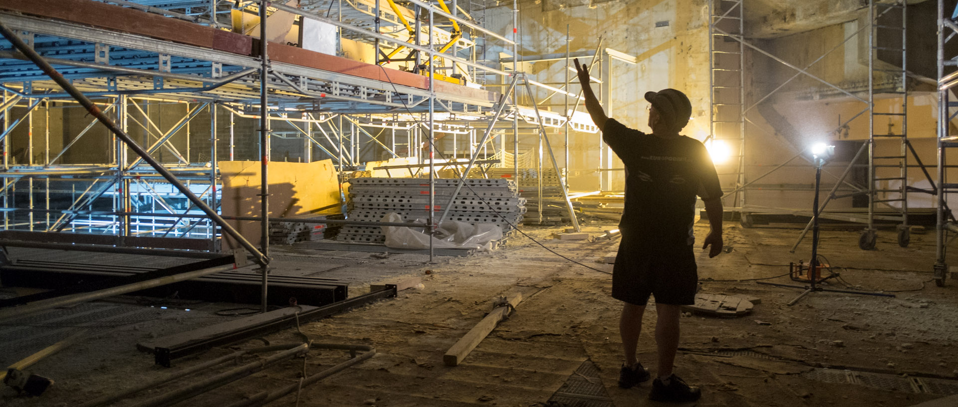 Ouvrier installant le pont lumiere sur le chantier de rénovation de la salle de concert de l'Orchestre national de Lille, au Nouveau Siècle, à Lille.