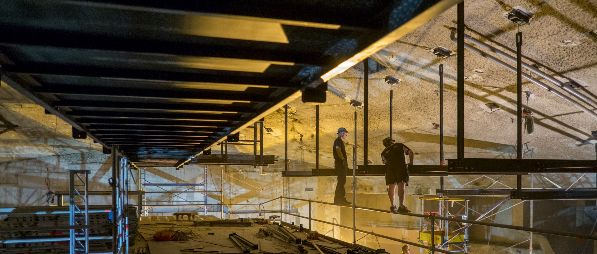 Ouvriers installant le pont lumiere sur le chantier de rénovation de la salle de concert de l'Orchestre national de Lille, au Nouveau Siècle, à Lille.