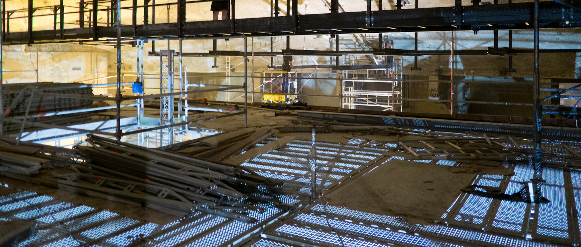 Ouvriers installant le pont lumiere sur le chantier de rénovation de la salle de concert de l'Orchestre national de Lille, au Nouveau Siècle, à Lille.