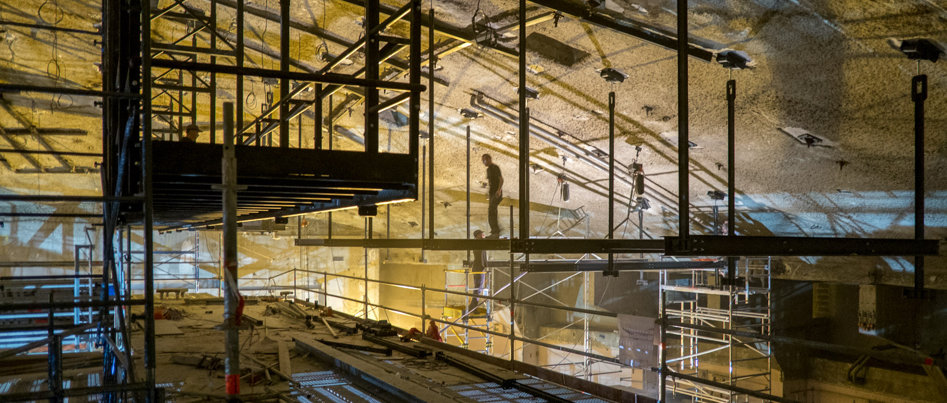 Ouvriers installant le pont lumiere sur le chantier de rénovation de la salle de concert de l'Orchestre national de Lille, au Nouveau Siècle, à Lille.